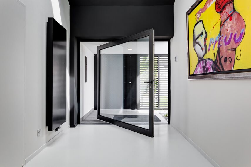 Villa moderna con porta pivot in alluminio. 