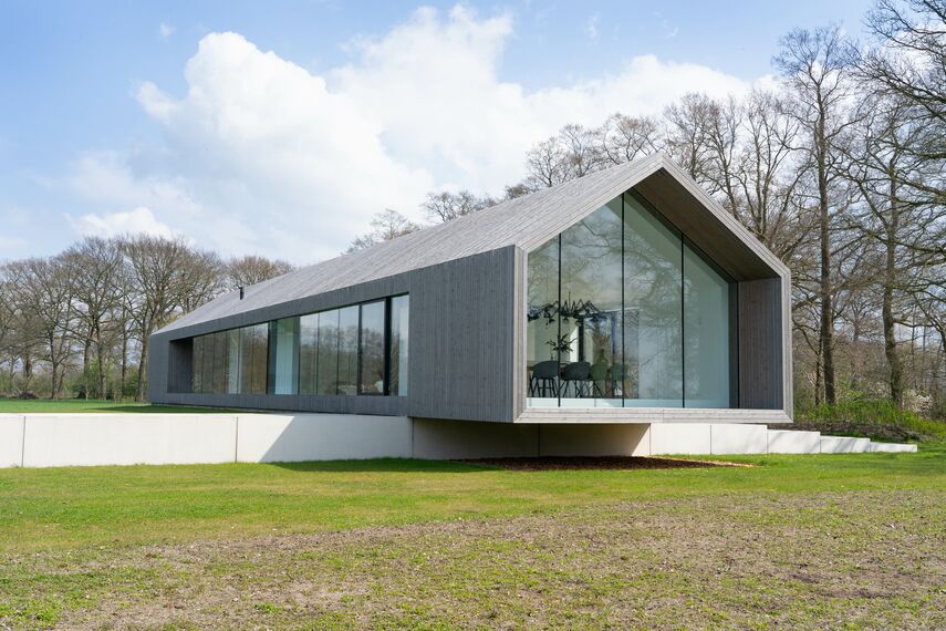 SlimLine 38 Porte, ConceptPatio 130 Sistemi scorrevoli e ConceptSystem 77 Finestre - The Floating House situato in Geesteren, Paesi Bassi