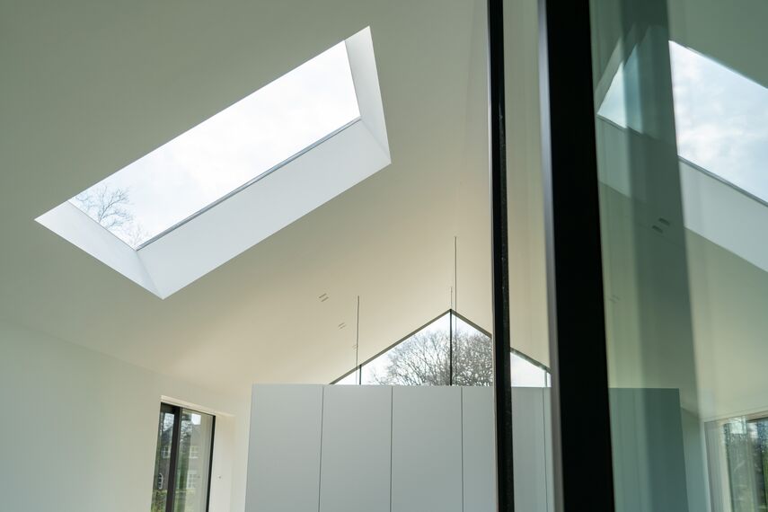 SlimLine 38 Porte, ConceptPatio 130 Sistemi scorrevoli e ConceptSystem 77 Finestre - The Floating House situato in Geesteren, Paesi Bassi