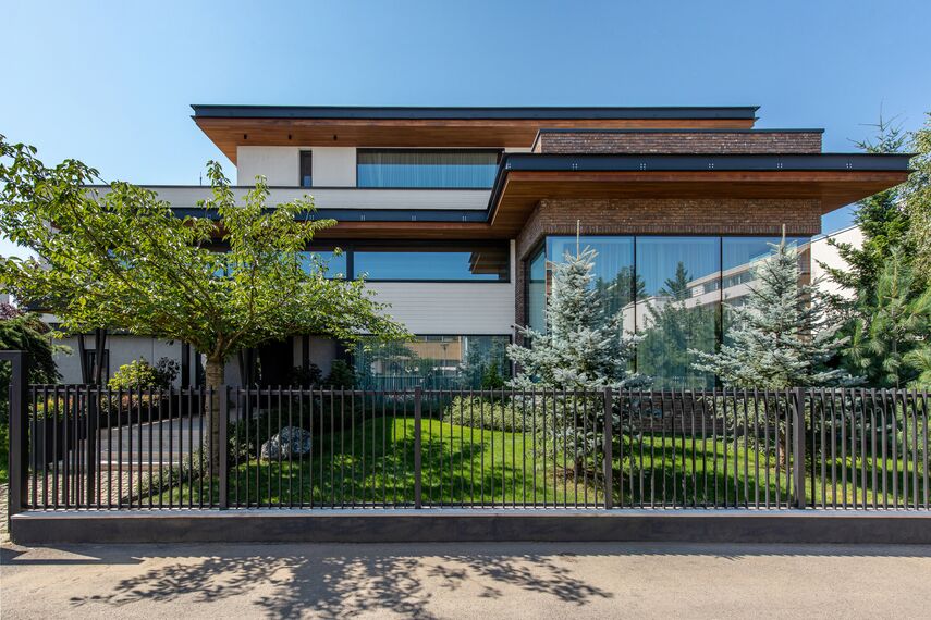 CW 50-SC Facciate continue e MasterLine 8 HI+ Finestre - M House situato in Voluntari, Romania