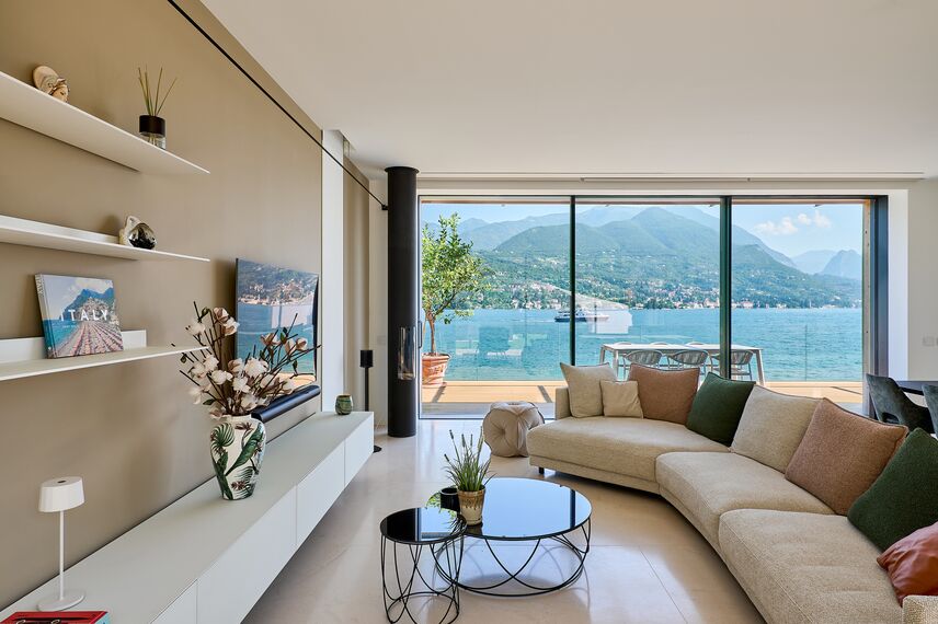 SlimLine 38 Finestre, MasterLine 8 Porte, HiFinity Sistemi scorrevoli, SlimPatio 68 Sistemi scorrevoli e MasterLine 8 Panel Door Porte - Villa HiFinity Garda Lake situato in Brescia, Italia