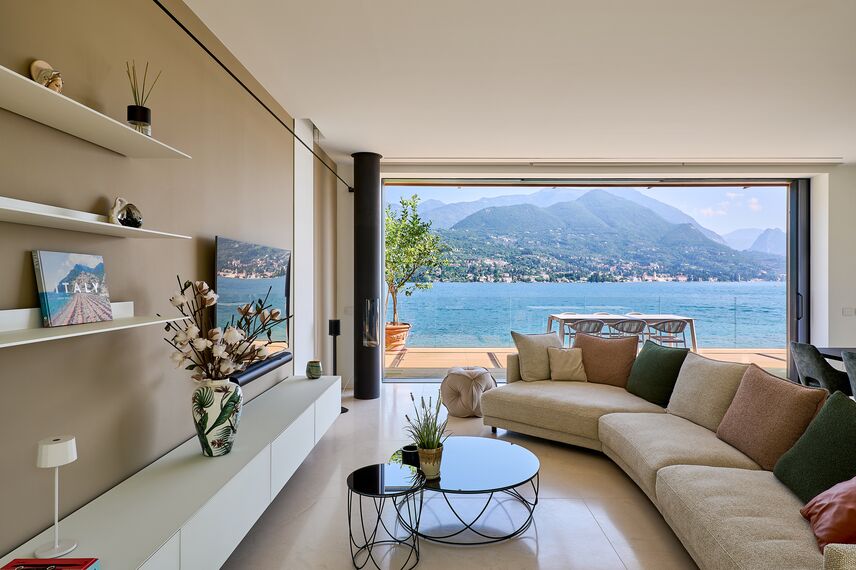 SlimLine 38 Finestre, MasterLine 8 Porte, HiFinity Sistemi scorrevoli, SlimPatio 68 Sistemi scorrevoli e MasterLine 8 Panel Door Porte - Villa HiFinity Garda Lake situato in Brescia, Italia