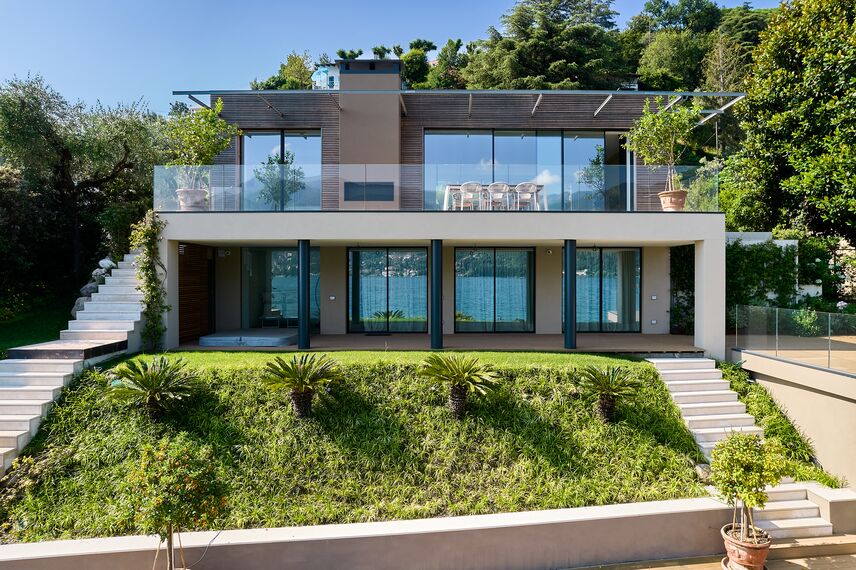 SlimLine 38 Finestre, MasterLine 8 Porte, HiFinity Sistemi scorrevoli, SlimPatio 68 Sistemi scorrevoli e MasterLine 8 Panel Door Porte - Villa HiFinity Garda Lake situato in Brescia, Italia