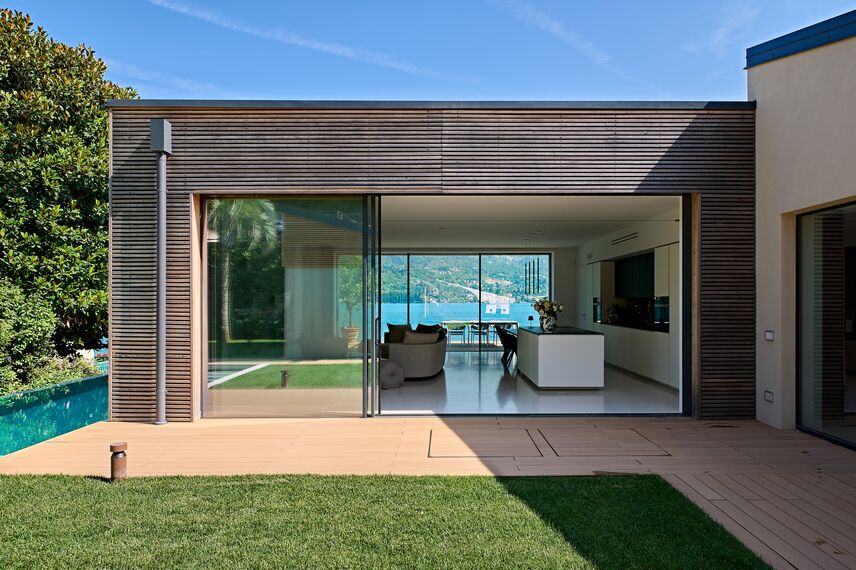 SlimLine 38 Finestre, MasterLine 8 Porte, HiFinity Sistemi scorrevoli, SlimPatio 68 Sistemi scorrevoli e MasterLine 8 Panel Door Porte - Villa HiFinity Garda Lake situato in Brescia, Italia