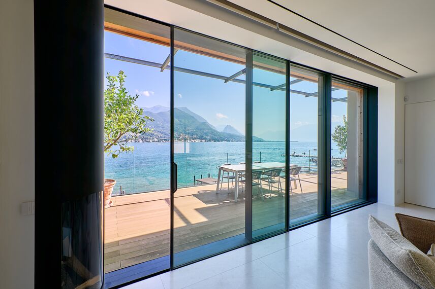 SlimLine 38 Finestre, MasterLine 8 Porte, HiFinity Sistemi scorrevoli, SlimPatio 68 Sistemi scorrevoli e MasterLine 8 Panel Door Porte - Villa HiFinity Garda Lake situato in Brescia, Italia