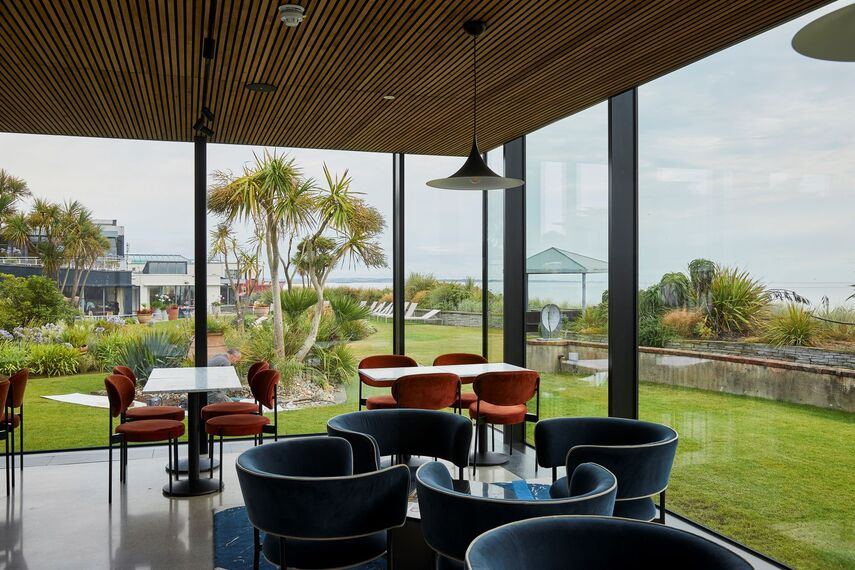 ConceptWall 50 Facciate continue, SlimLine 38 Porte, CW 50-SC Facciate continue, SlimLine 38 HI Finestre, CS 77-HI Porte e CS 77-HI+ Finestre - The Sea Rooms situato in Rosslare, Irlanda