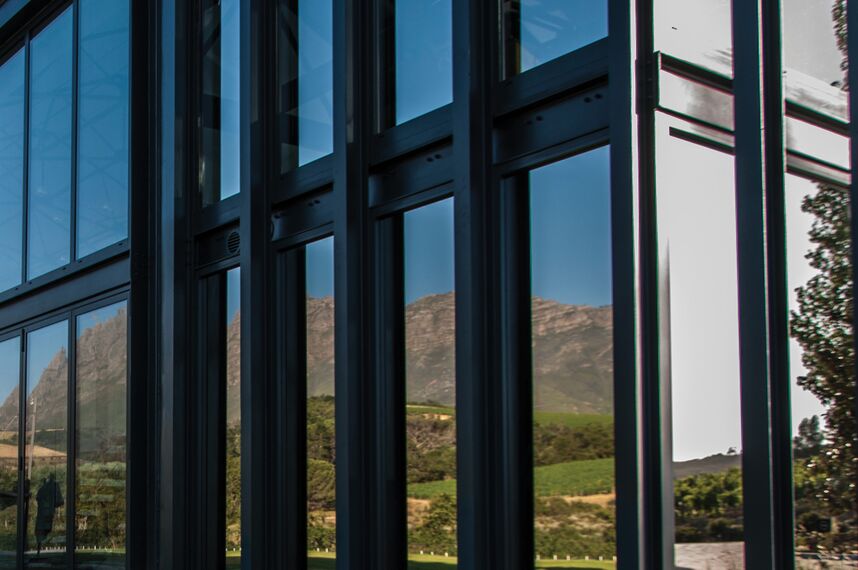 ConceptSystem 68 Finestre e ConceptFolding 77 Sistemi scorrevoli - Recreation/Entertainment centre Quoin Rock Wine Estate situato in Stellenbosch, Sud Africa