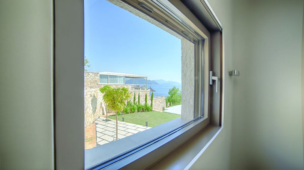HiFinity Sistemi scorrevoli e CS 77 Hidden Vent Finestre - Villa Seaside villas Syvota situato in Igoumenitsa, Grecia