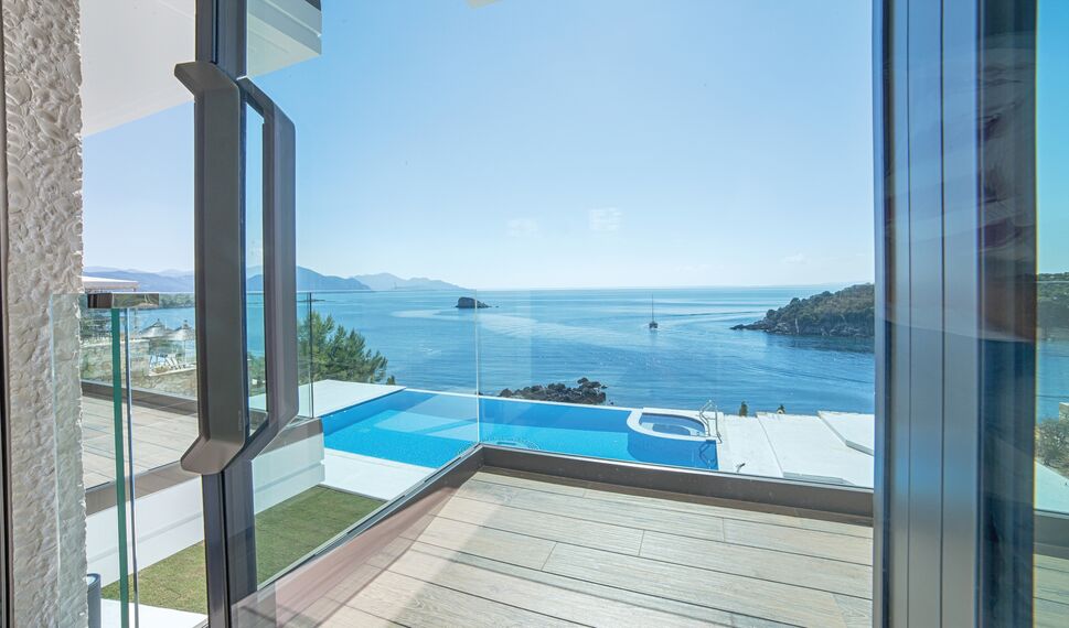 HiFinity Sistemi scorrevoli e CS 77 Hidden Vent Finestre - Villa Seaside villas Syvota situato in Igoumenitsa, Grecia