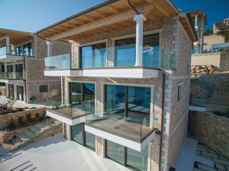 HiFinity Sistemi scorrevoli e CS 77 Hidden Vent Finestre - Villa Seaside villas Syvota situato in Igoumenitsa, Grecia