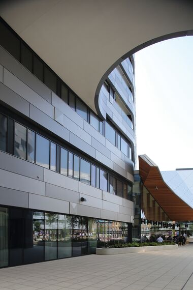 CS 86-HI (c) Sistemi annullati, ConceptWall 50 Facciate continue, ConceptPatio 130 Sistemi scorrevoli, Vision 50 Porte e ConceptSystem 77 Finestre - Complesso di appartamenti Greenwich Square situato in London, Regno Unito