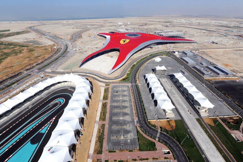 ConceptWall 86 Facciate continue - Race track Ferrari World Abu Dhabi situato in Abu Dhabi, Emirati Arabi Uniti