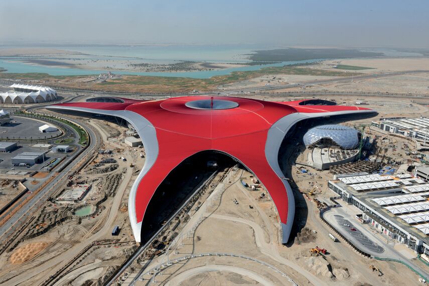 ConceptWall 86 Facciate continue - Race track Ferrari World Abu Dhabi situato in Abu Dhabi, Emirati Arabi Uniti