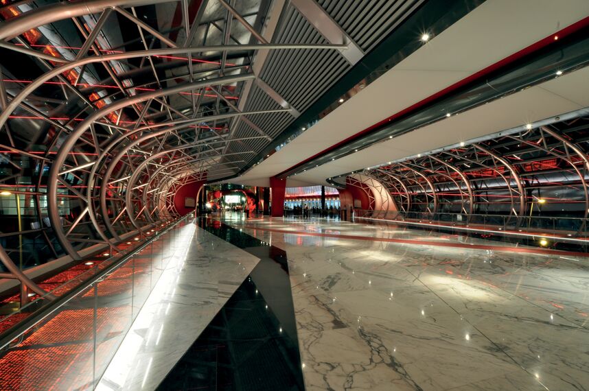 ConceptWall 86 Facciate continue - Race track Ferrari World Abu Dhabi situato in Abu Dhabi, Emirati Arabi Uniti