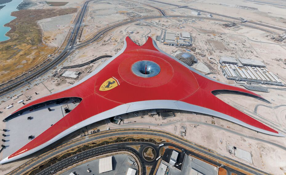 ConceptWall 86 Facciate continue - Race track Ferrari World Abu Dhabi situato in Abu Dhabi, Emirati Arabi Uniti