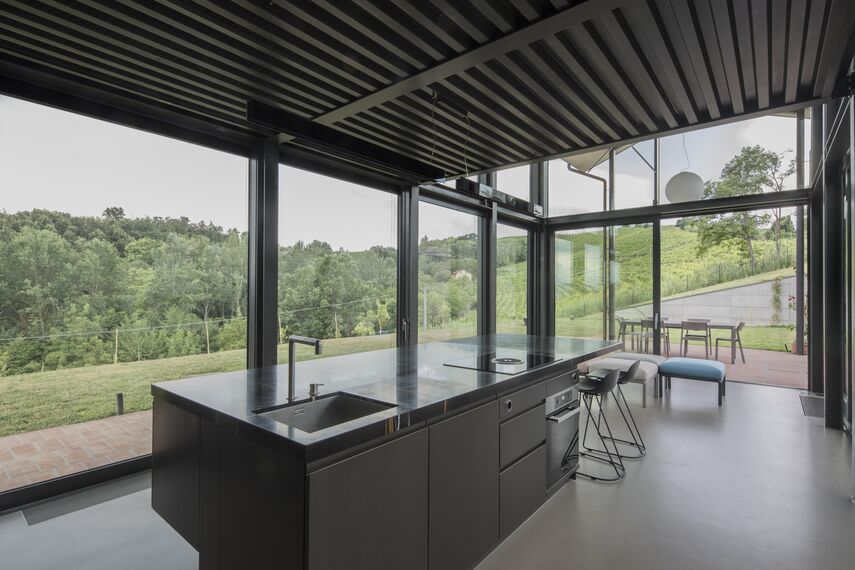 ConceptWall 50 Facciate continue, ConceptSystem 77 Finestre, ConceptSystem 77 Porte, ConceptPatio 155 Sistemi scorrevoli e CS 77 Hidden Vent Finestre - House Riparo in Bellavista situato in Montferrat, Italia