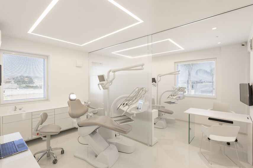 HiFinity Sistemi scorrevoli, SlimPatio 68 Sistemi scorrevoli e CS 77 Hidden Vent Finestre - Dental Clinic Decorato situato in Ragusa, Italia