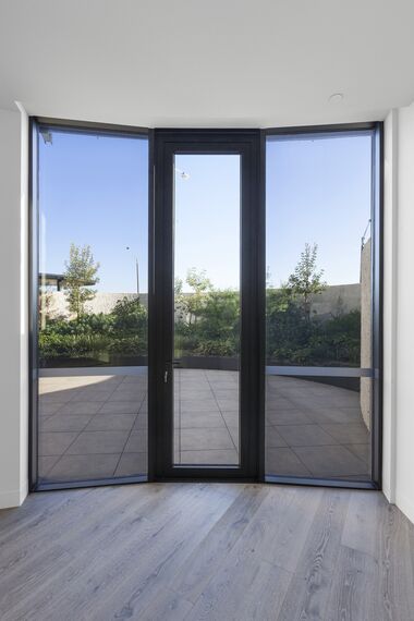 ConceptPatio 130 Sistemi scorrevoli, ConceptWall 50 Facciate continue, SlimLine 68 Finestre e ConceptSystem 77 Porte - The Esplanade situato in Brighton, Australia