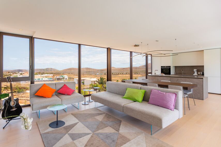 SlimPatio 68 Sistemi scorrevoli, ConceptPatio 68 Sistemi scorrevoli e MasterLine 8 HI Finestre - Villa Khorakhané situato in Fuerteventura-Villaverde, Spagna