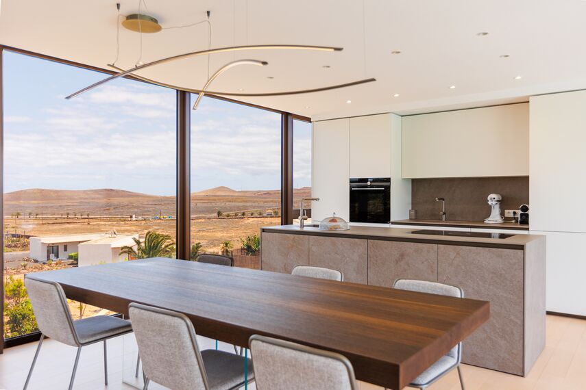 SlimPatio 68 Sistemi scorrevoli, ConceptPatio 68 Sistemi scorrevoli e MasterLine 8 HI Finestre - Villa Khorakhané situato in Fuerteventura-Villaverde, Spagna