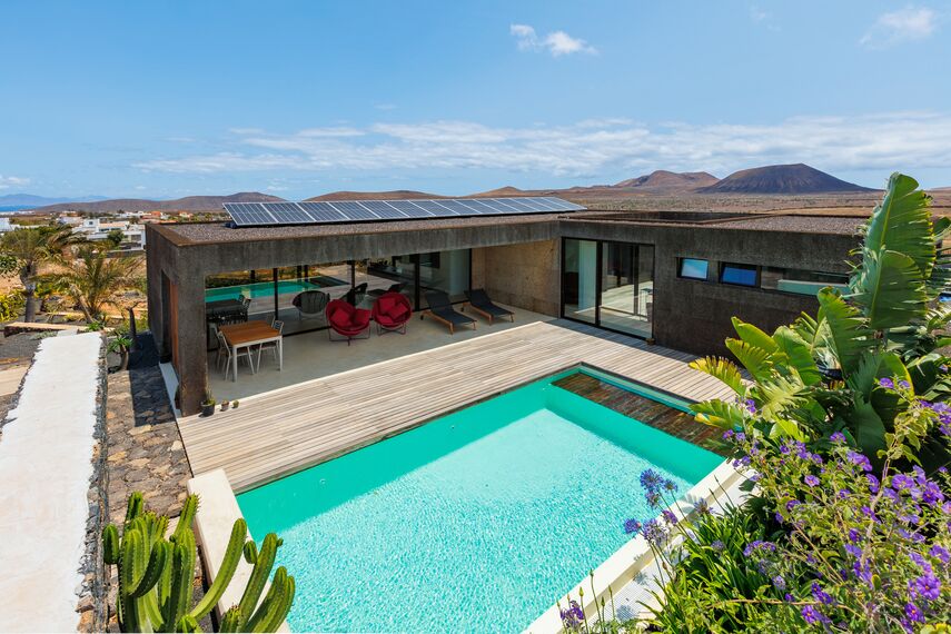SlimPatio 68 Sistemi scorrevoli, ConceptPatio 68 Sistemi scorrevoli e MasterLine 8 HI Finestre - Villa Khorakhané situato in Fuerteventura-Villaverde, Spagna