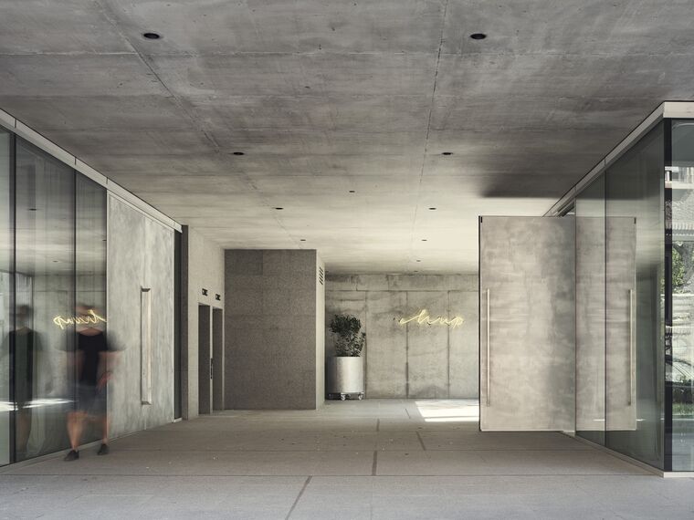ConceptSystem 77 Finestre, ConceptPatio 155 Sistemi scorrevoli, SlimPatio 68 Sistemi scorrevoli, MasterLine 8 Porte e CW 50-SC Facciate continue - MIR Office Building situato in Sofia, Bulgarije
