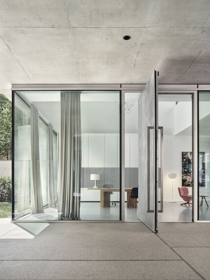 ConceptSystem 77 Finestre, ConceptPatio 155 Sistemi scorrevoli, SlimPatio 68 Sistemi scorrevoli, MasterLine 8 Porte e CW 50-SC Facciate continue - MIR Office Building situato in Sofia, Bulgarije