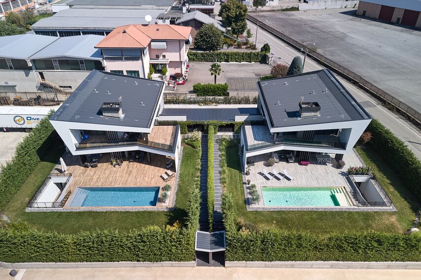 HiFinity Sistemi scorrevoli, MasterPatio Sistemi scorrevoli, MasterLine 8 Porte, SlimLine 38 Finestre, SlimLine 38 Porte, MasterLine 8 Panel Door Porte, SlimLine 38 Ferro Finestre e SlimLine 38 Ferro Porte - Ville Twin situato in Briga Novarese, Italia