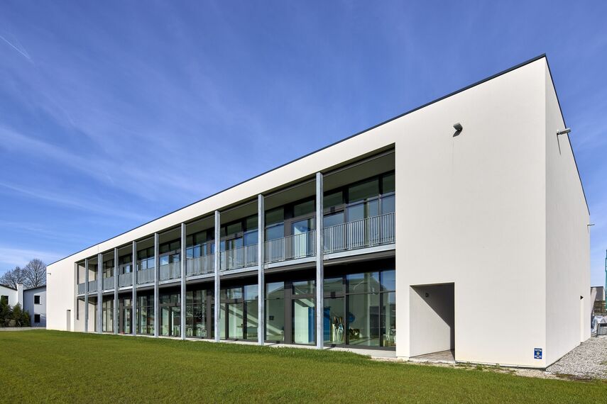 MasterLine 8 Finestre, MasterLine 8 Porte, MasterPatio Sistemi scorrevoli e ConceptWall 50 Facciate continue - Scuola primaria G. Marconi situato in Scorzè, Italia