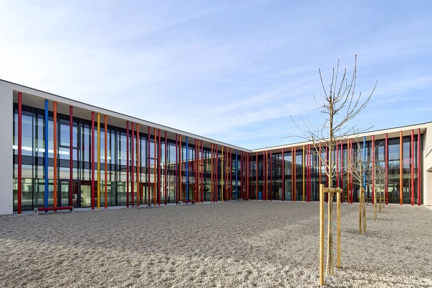 MasterLine 8 Finestre, MasterLine 8 Porte, MasterPatio Sistemi scorrevoli e ConceptWall 50 Facciate continue - Scuola primaria G. Marconi situato in Scorzè, Italia