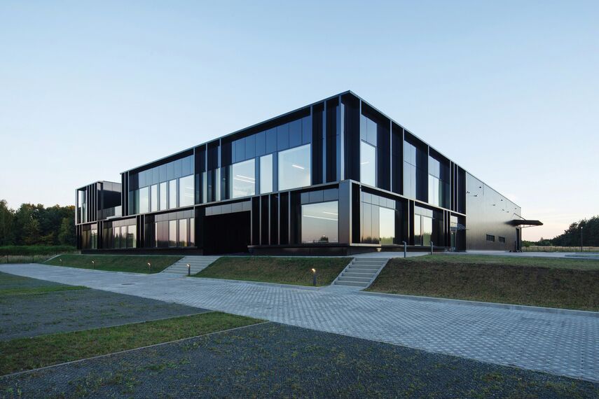 ConceptSystem 59Pa Finestre, ConceptPatio 155 Sistemi scorrevoli e CW 50-HI Facciate continue - Office building Pivexin Technology Headquarter situato in Babice, Polonia