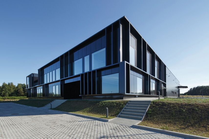 ConceptSystem 59Pa Finestre, ConceptPatio 155 Sistemi scorrevoli e CW 50-HI Facciate continue - Office building Pivexin Technology Headquarter situato in Babice, Polonia