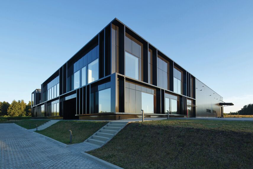 ConceptSystem 59Pa Finestre, ConceptPatio 155 Sistemi scorrevoli e CW 50-HI Facciate continue - Office building Pivexin Technology Headquarter situato in Babice, Polonia