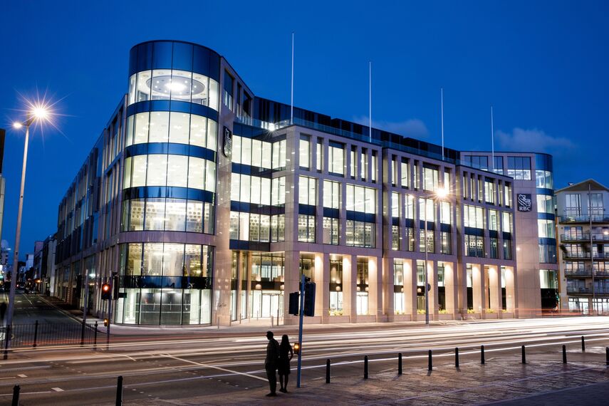 ConceptWall 50 Facciate continue, ConceptWall 86 Facciate continue, ConceptSystem 77 Finestre, ConceptSystem 68 Finestre e CW 50-FP Facciate continue - Office building Jersey Esplanade situato in Jersey, Regno Unito