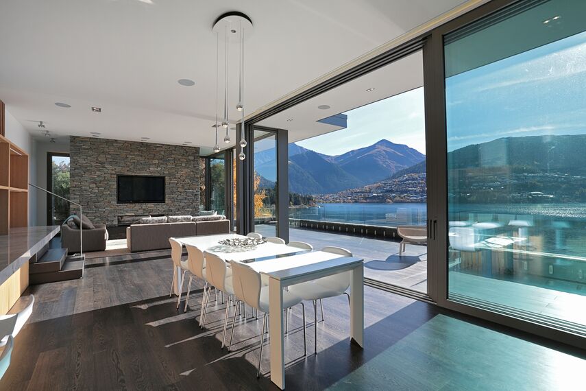 ConceptFolding 77 Sistemi scorrevoli e ConceptSystem 77 Finestre - Lake Wakatipu House situato in Otago, Nuova Zelanda