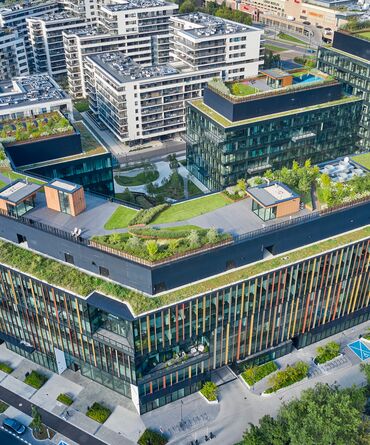 Progetto di grattacielo bosco verticale a Varsavia con tetto verde e facciata con profili marroni.