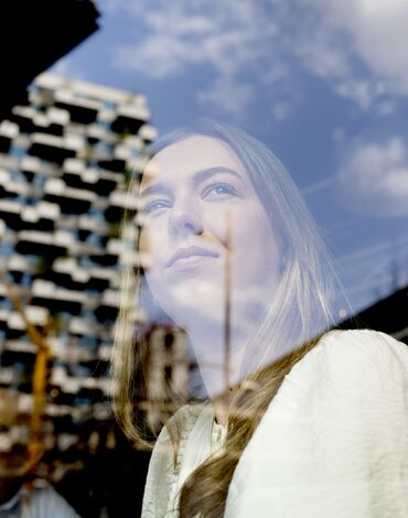 Ragazza che guarda fuori da una finestra