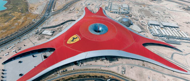 Veduta aerea del Ferrari World ad Abu Dhabi.
