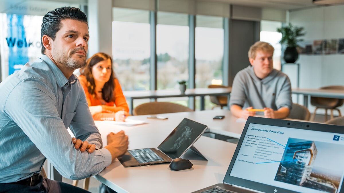 L'esperto di Reynaers Aluminium si unisce alla riunione di progetto presso il Campus di Reynaers.