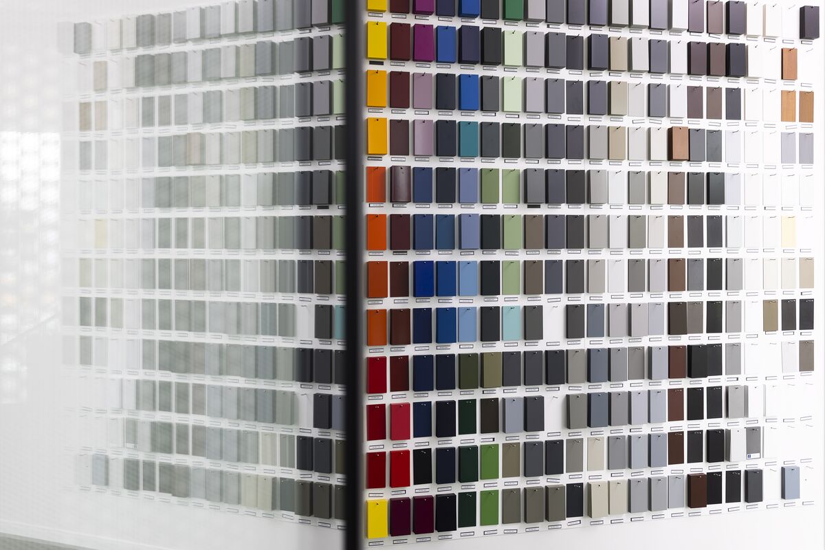 Parete campione colori con diverse tonalità presso il Reynaers Campus. 