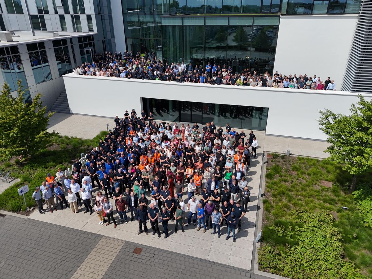 Foto di gruppo dei dipendenti davanti al Reynaers Campus.