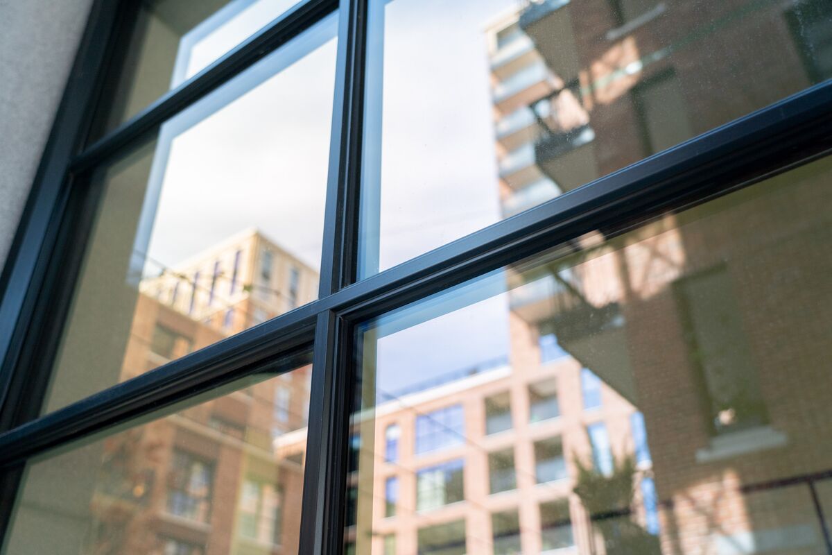 Primo piano di barre georgiane in alluminio nero. 