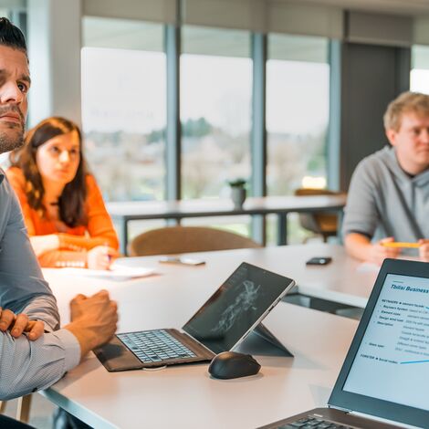 L'esperto di Reynaers Aluminium si unisce alla riunione di progetto presso il Campus di Reynaers.