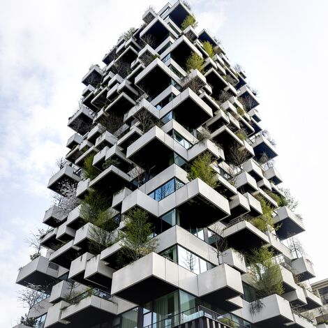 Inquadratura obliqua del progetto edificio con foresta verticale