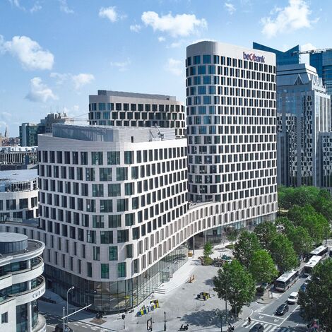 Edificio per uffici futuristico, bianco e dalle linee curve, a Bruxelles.