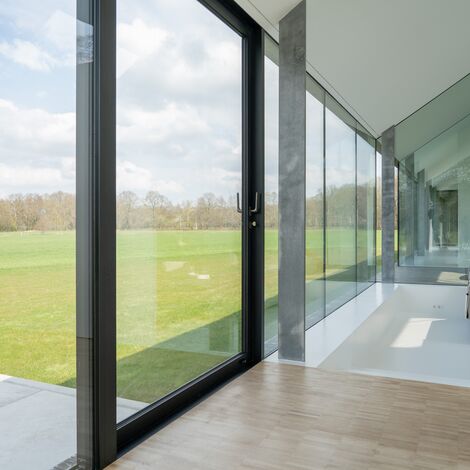 SlimLine 38 Porte, ConceptPatio 130 Sistemi scorrevoli e ConceptSystem 77 Finestre - The Floating House situato in Geesteren, Paesi Bassi