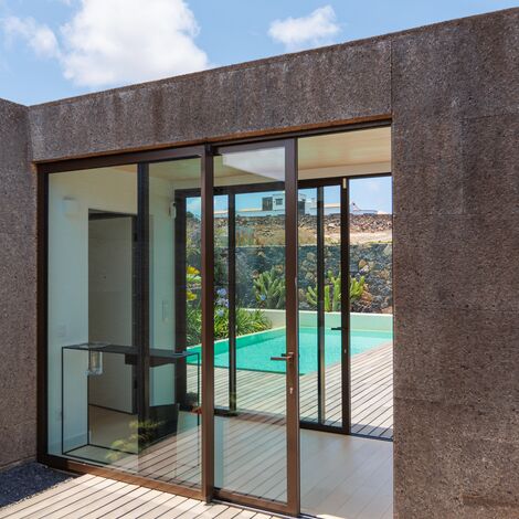 SlimPatio 68 Sistemi scorrevoli, ConceptPatio 68 Sistemi scorrevoli e MasterLine 8 HI Finestre - Villa Khorakhané situato in Fuerteventura-Villaverde, Spagna
