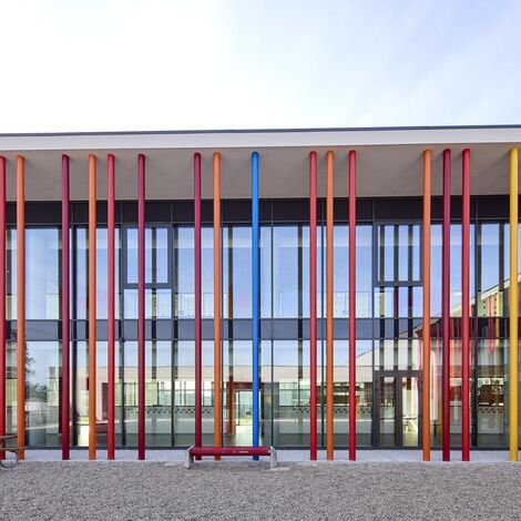MasterLine 8 Finestre, MasterLine 8 Porte, MasterPatio Sistemi scorrevoli e ConceptWall 50 Facciate continue - Scuola primaria G. Marconi situato in Scorzè, Italia