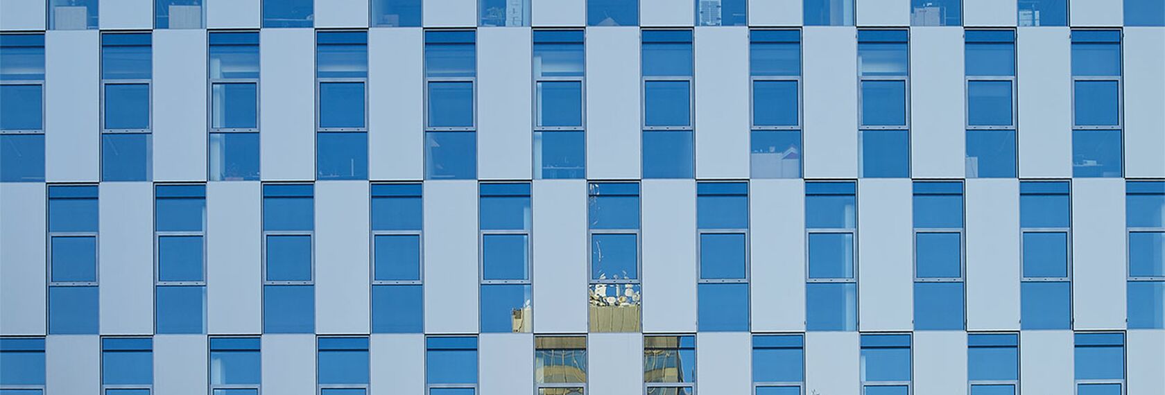 Vista esterna dettagliata della facciata dell'edificio Crystal a Praga.