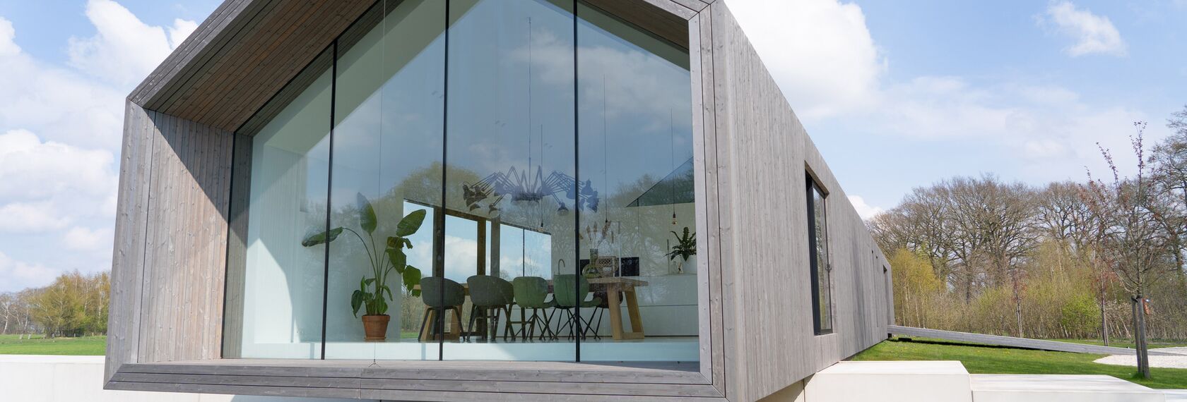 SlimLine 38 Porte, ConceptPatio 130 Sistemi scorrevoli e ConceptSystem 77 Finestre - The Floating House situato in Geesteren, Paesi Bassi